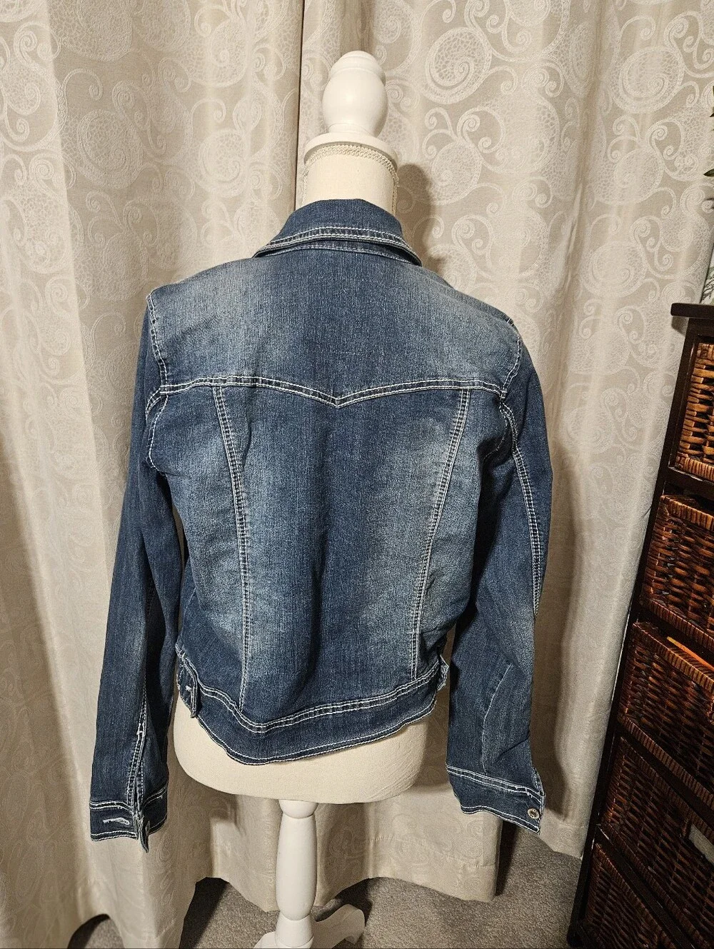 Maurices Medium Wash Denim Jacket in Blue Size 0 - Picture 4 of 9